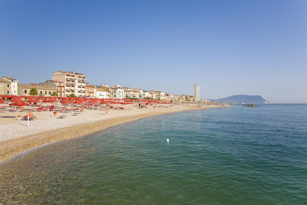 Hotel Enzo Porto Recanati Bagian luar foto